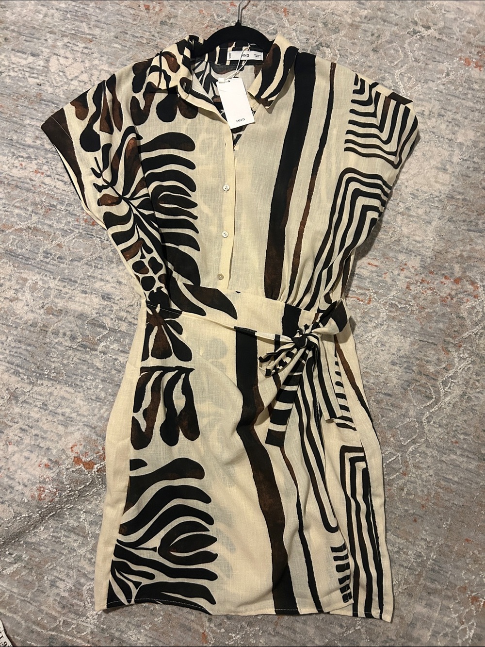 MANGO Karina printed shirt dress. Zipper side, nice fit. Button down wrap skirt